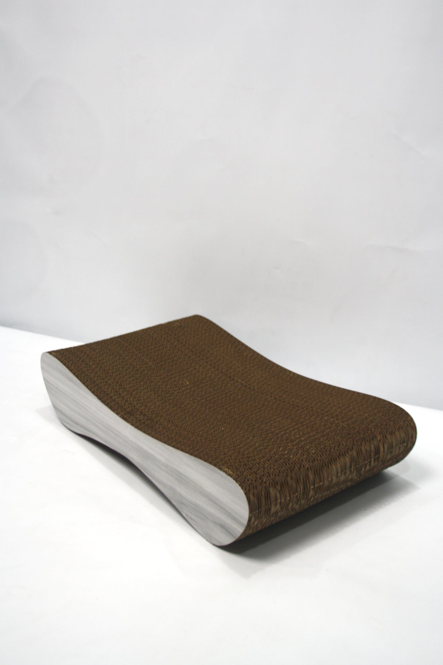 Dekoratif Karton Kedi Tırmalama Kanepesi- Small (43x24x8,5 cm) Gri Desen
