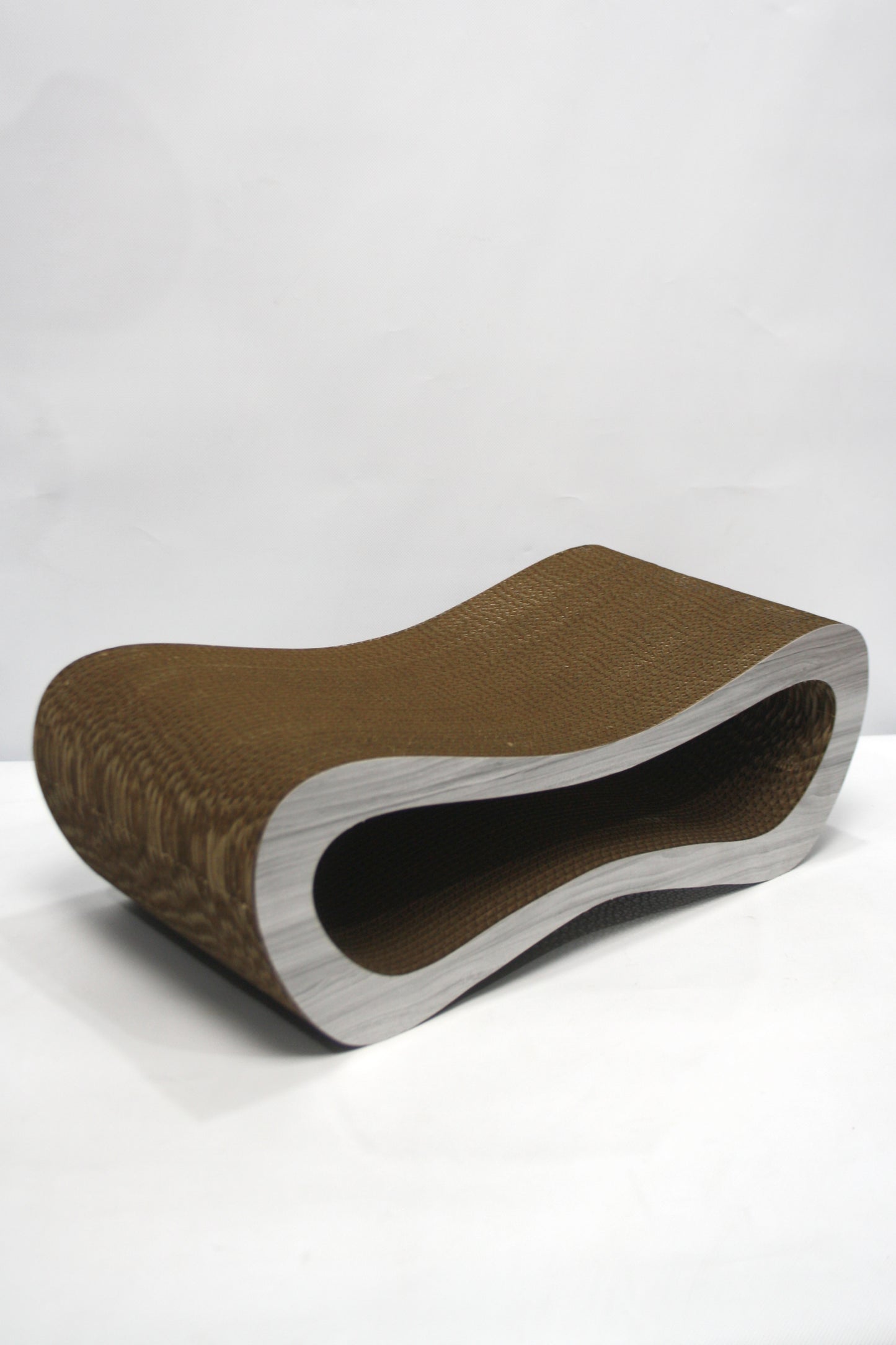Dekoratif Karton Kedi Tırmalama Kanepesi- Medium (51x24x17 cm) Gri Desen