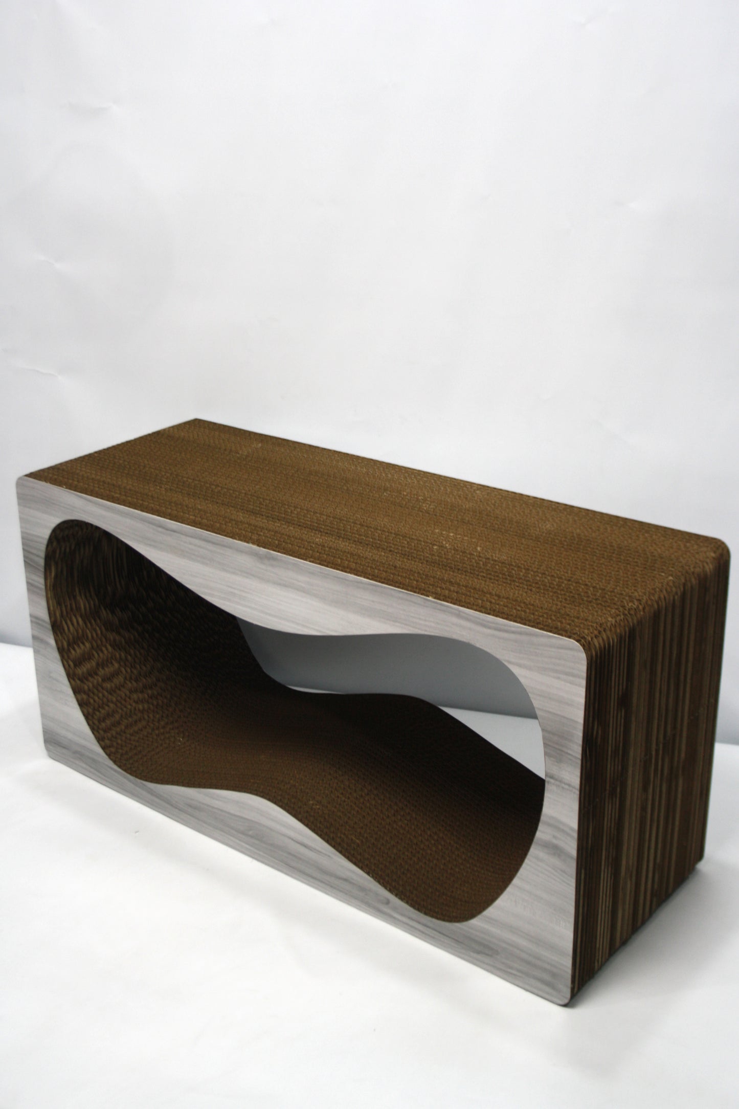 Dekoratif Karton Kedi Tırmalama Kanepesi- Xlarge (68x24x33 cm) Gri Desen